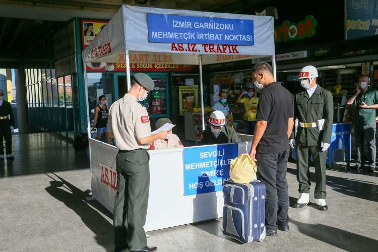 <p>Çin'den dünyaya yayılan Kovid-19 salgını hayatın her alanını etkilerken, askeri kışlalarda da salgına karşı önlemler devam ediyor.</p>
<p> </p>