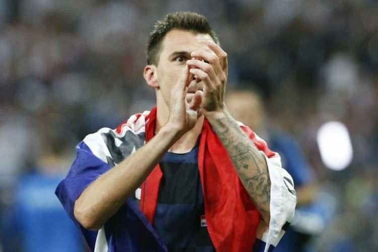 <p>MARIO MANDZUKIC</p>
<p>Al Duhail'den ayrıldıktan sonra kulüpsüz olan ve arayışlarını sürdüren 34 yaşındaki Hırvat golcü Bayern Münih, Juventus ve Atletico Madrid gibi dev kulüplerde oynadı. Mandzukic, 1.90'lık boyuyla kafa toplarına çok hakim ve Caner, Novak, Gökhan gibi iyi orta yapan isimlere sahip Fenerbahçe'de gol sayısını çok artıracaktır. Almanya'da neredeyse 2 maçta 1 gol ortalaması olması da bu tezi doğrular nitelikte...</p>