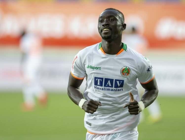 <p>PAPISS CISSE</p>
<p>Erol Bulut'un Alanyaspor'dan eski öğrencisi olan Senegalli Cisse, Süper Lig'de çıktığı 58 maçta 38 gol attı. Süper Lig'de gol ortalaması 0.65 oldu. Bonservisi elinde olan golcü de Süper Lig rakamlarıyla "30" barajındaki bir forvet...</p>
<p> </p>