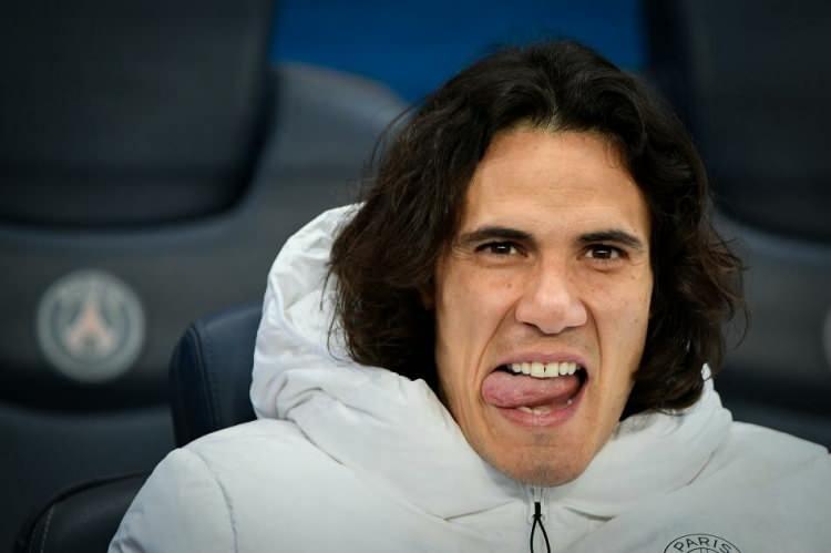 <p>EDINSON CAVANI</p>
<p>İmkansıza yakın bir ihtimal ama adı Fenerbahçe ile anılıyor. 33 yaşındaki Uruguaylı golcü, yarıştığı her kulvarda en kötü 2 maçta 1 gol ortalamasıyla oynadı. Ligue 1'de ise çıktığı 200 maçta 138 gol atıp 30 asist yaptı. Şampiyonlar Ligi'nde 62 maçta 35 gol atıp 6 asist yaptı. Hava toplarına hakim, ceza sahası içinde bulduğunu filelerle buluşturan, sürekli arayan ve bulan bir golcü. Benfica, çok yüksek talepleri nedeniyle Cavani'yi alamadı. Fenerbahçe alabilir mi? İlk başta yazdığımız gibi imkansız yakın ama olursa Fenerbahçe'yi 2-3 kademe yukarı çıkarabilecek bir golcü.</p>