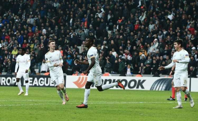 <p>MBWANA SAMATTA</p>
<p>Aston Villa, Brentford'dan forvet Ollie Watkins'e 30 milyon euro'dan fazla para ödedi. Wesley sakatlıktan döndü. Mbwana Samatta ise tam anlamıyla boşa düştü. Premier Lig'de beklentileri karşılayamayan 27 yaşındaki Tanzanyalı golcünün Genk'teki performansı ise zihinlerde hala taze. 2018/19 sezonunda çıktığı 28 lig maçında 20 gol atıp 3 asist yaptı. Fenerbahçe ile adı anılan ve "30" ile "15" arasındaki oyunculardan biri...</p>