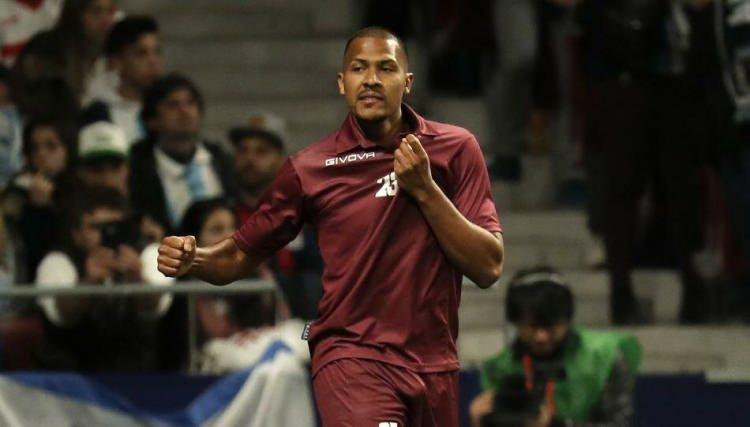<p>SALOMON RONDON</p>
<p>Çin takımı Dalian'da forma giyen 30 yaşındaki Venezuelalı forvetin de adı Fenerbahçe ile anıldı. Çin'de bu sezon çıktığı 10 maçta 7 gol atıp 4 asist yaptı. Geçmiş yıllardaki performanslarına bakarak Rondon'un "15 gol" sınıfında bir oyuncu olduğunu öngörebiliriz.</p>