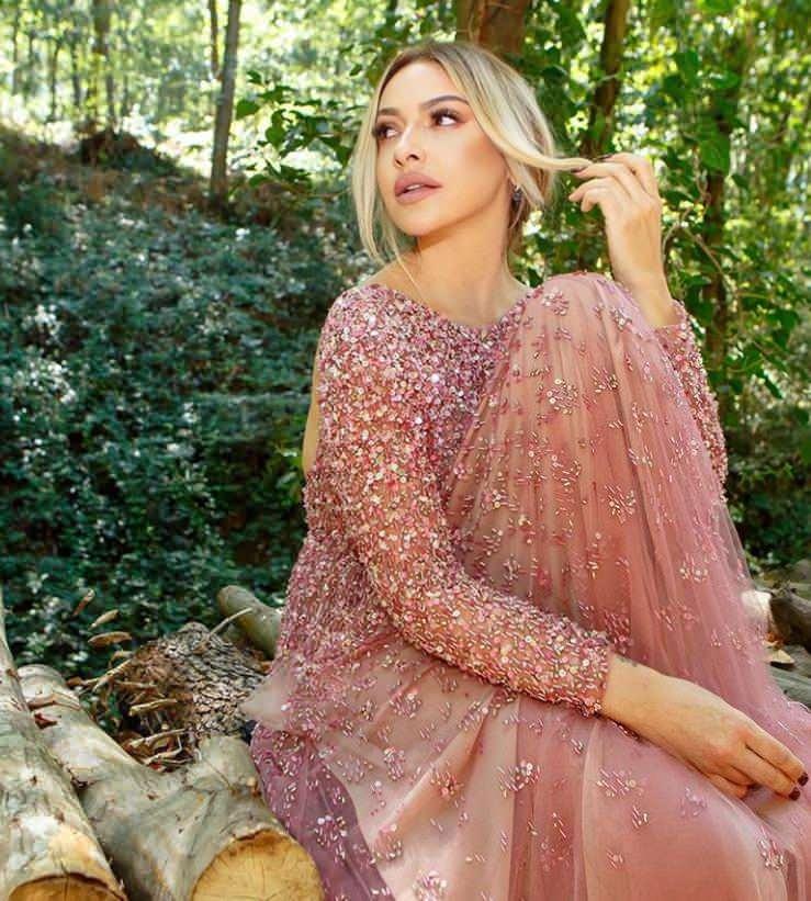 <p>Hadise’nin ‘Küçük Bir Yol’ şarkısının klibinde giydiği Valentino marka elbisenin 146 bin TL olduğu ortaya çıktı.</p>
<p> </p>