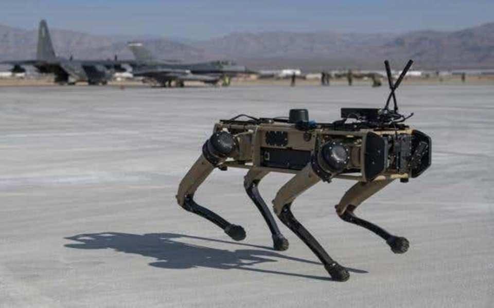 <p>Otonom olarak çalışan dört ayaklı robotların, üslerin güvenliğini sağlamanın yanı sıra tehlikeli bölgelerde keşif, tespit ve haritalama yapması hedefleniyor. </p>

<p> </p>
