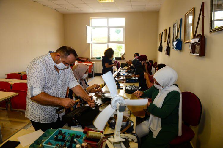 <p> Iğdır Üniversitesi Teknik Bilimler Meslek Yüksekokulu El Sanatları Bölümü'nün, Halk Eğitim Merkezi (HEM) ve İŞKUR destekli açtığı "deri işleme kursu"na katılan kadınlar dericiliğin inceliklerini öğrenerek meslek sahibi oluyor.</p>