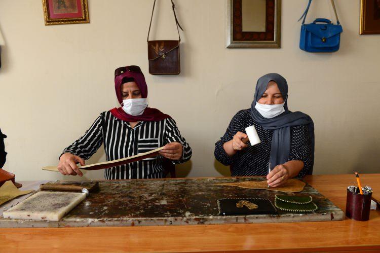 <p>Bayrak, deri üzerine geleneksel yöntemlerle işlemelerin yapılışını kadınlara öğrettiklerini belirterek geleneksel el sanatlarını yaşatmayı hedeflediklerini dile getirdi.</p>

<p>- "Kurs sayesinde meslek sahibi oldular"</p>

<p>Eğitim süresince hiçbir makine kullanmadıklarını aktaran Bayrak, sözlerini şöyle sürdürdü:</p>

<p>"Bütün ürünleri eskiden yapıldığı gibi elle deldik, diktik ve boyadık. Sonra da modeli ortaya çıkardık. Deri, dünyada ticari değeri yüksek bir öneme sahip. Ülkemizde özellikle Doğu Anadolu Bölgesi, deri ve hayvancılık bakımından düşünüldüğünde bir cennet. Burası bütün batıya hizmet eden bir yöre. Bu manada malzemeye, ham maddeye ulaşımımız çok kolay oldu. Kursiyerlerimiz az zamanda çok büyük işler başardı. Bu kursta evden hiç çıkmayan arkadaşlarımız vardı. Şimdi artık bu kurs sayesinde bir meslek sahibi oldular. Bundan sonra aile ekonomilerine katkı sağlayacak bir alan açmaya çalıştık."</p>

<p>Bayrak, atölye açmak isteyen ve bu işin eğitimini üniversitede almak isteyen kadınların da bulunduğunu sözlerine ekledi.</p>
