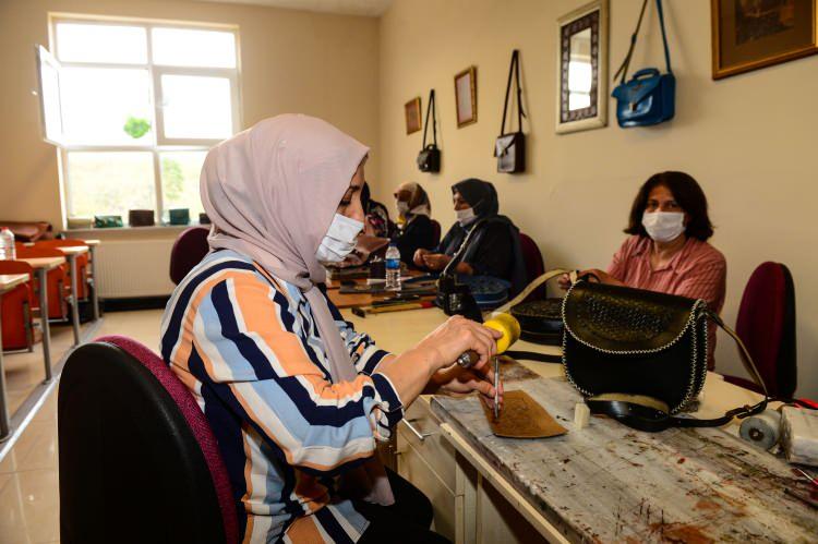 <p>- "Kendimi geliştirmek için üniversiteye kayıt yaptırdım"</p>

<p>Kursiyerlerden Hatice Günay ise böyle bir projeye dahil olduğu için çok gururlu olduğunu vurgulayarak projeyle bir şeyler yapabileceğini, kendi ayaklarının üzerinde durabileceğini gördüğünü ve meslek edindiğini söyledi.</p>

<p>Bu sayede atölye açabileceğini belirten Günay, "Ayrıca kendimi daha iyi geliştirmek için Iğdır Üniversitesinde bu bölüme de kayıt yaptırdım. Şu anda henüz atölye açmamama rağmen internet üzeri yaptığım ürünlerden siparişler alıyorum. Bu da aile ekonomimize büyük katkı sağlıyor. Bu kurs ve program sayesinde tam da olmak isteğim yerdeyim." dedi.</p>
