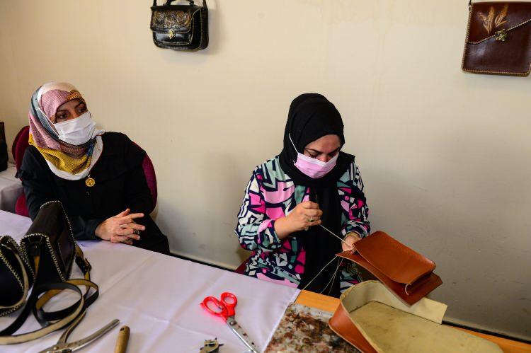 <p>Özlem Özcan da bir şeyler öğrenmek hevesiyle kursa katıldığını anlattı. Kursta meslek sahibi olduğunu dile getiren Özcan, şunları kaydetti:</p>