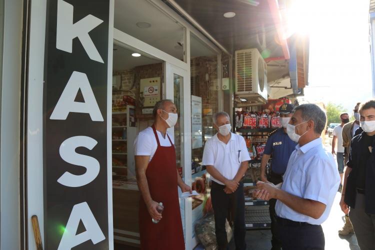 <p>&Ouml;te yandan, İ&ccedil;işleri Bakanlığının talimatıyla t&uuml;m T&uuml;rkiye&rsquo;de olduğu gibi Tunceli&rsquo;de de geniş kapsamlı yapılan denetimlere Vali Mehmet Ali &Ouml;zkan da katıldı.&nbsp;</p>
