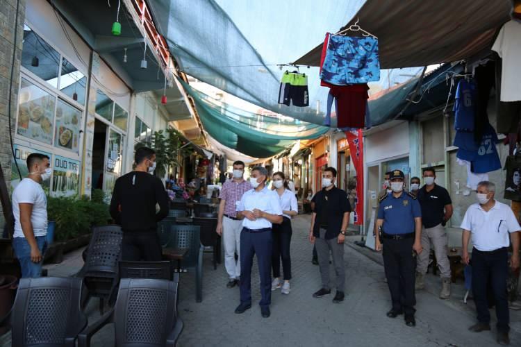 <p>12 kişinin karantina yurtlarında izolasyona tabi tutulduğu kentte, vatandaşları daha &ouml;ncesinde evlerde karantinaya aldıklarına dikkat &ccedil;eken Vali &Ouml;zkan, &ldquo;Ancak bakıp g&ouml;rd&uuml;k ki bazı insanlarımız bu kurallara uymuyor.</p>
