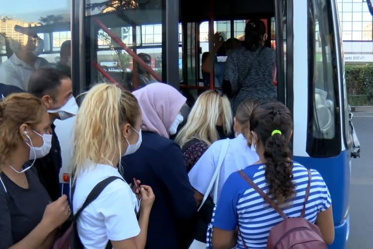 <p><strong>Ankara'da otobüse binemeyen yolcular, durakta yoğunluk oluşturdu</strong><br />
<br />
Ankara'daki toplu taşıma araçlarında ise sabah saatlerinde, bu karara büyük ölçüde uyulduğu gözlendi. EGO otobüslerinde koltuk sayısı kadar yolcu, özel halk otobüsleri ile metroda ise az sayıda ayakta yolcu görüldü. </p>
<p> </p>
