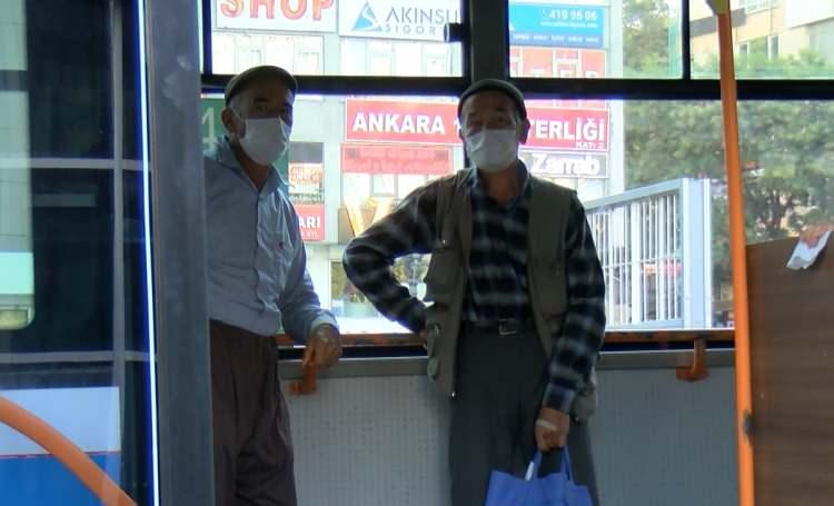 <p>Duraklar da kapasite sınırlaması nedeniyle otobüslere binemeyen yolcularla doldu. Peş peşe birkaç otobüse doluluk nedeniyle alınmayan yolcular, otobüslere binebilmek için birbirleriyle yarıştı. Bu sırada sosyal mesafe de unutuldu.​</p>

<p> </p>
