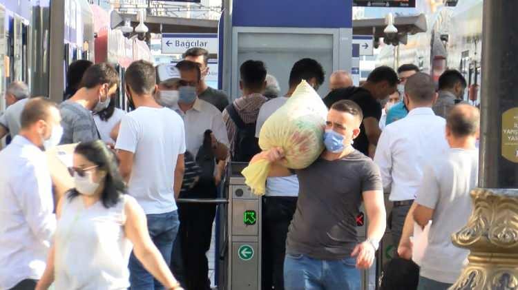 <p>Eminönü ve Sirkeci'de işlerine gitmek için yola çıkanlar toplu taşıma kullanmak için otobüs duraklarına geldi. Kapasitelerini aşan kimi otobüs ve tramvaylar durakta bekleyen yolcuları alırken vatandaşlar ise sitem etti. </p>
<p> </p>