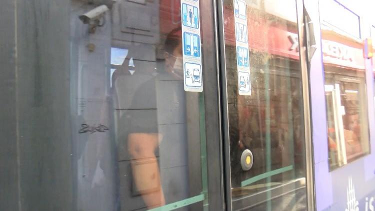 <p><strong>"BELEDİYE OTOBÜS ÇIKARTMIYOR"</strong></p>
<p>Eminönü'nde otobüsten inen ve ayakta yolculuk yapan bir yolcu ise, "Tabii ki ayakta geldim. Bu kuralı önce şoförlere söyleyin. Kimsenin uyacağını sanmıyorum. </p>