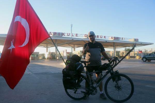 <p>Almanya'nın Köln kentinde yaşayan Türk mühendis Recai Pak (46), 31 Temmuz'da bisikleti ile çıktığı yolda 42 gün sonra Türkiye'ye ulaştı. Yol boyunca 18 kilo veren ve Kapıkule Sınır Kapısı'ndan yurda girmesinin ardından toprağı öpen Pak, amacının Türk milletinin neler yapabileceğini göstermek olduğunu ifade etti.</p>