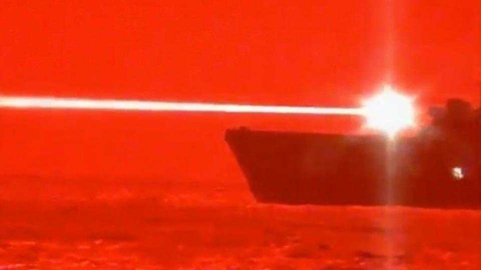<p>USS Portland amfibi sınıfı nakliye gemisini üzerine yerleştirilen ‘Solid-state laser’ olarak adlandırılan silahın testi başarı ile geçtiği açıklandı.</p>

<p> </p>

