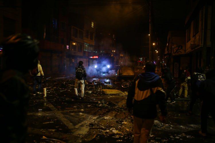 <p>Bogota, Medellin, Soacha ve Cali'de sokaklar savaş alanına döndü. Polis raporlarına göre protestocular 27 farklı Acil Eylem Komutanlığı (CAI) merkezine saldırırken, 12’sini ateşe verdi. Göstericiler, bir çok dükkan ve ATM’yi ise yağmaladı.</p>

<p> </p>
