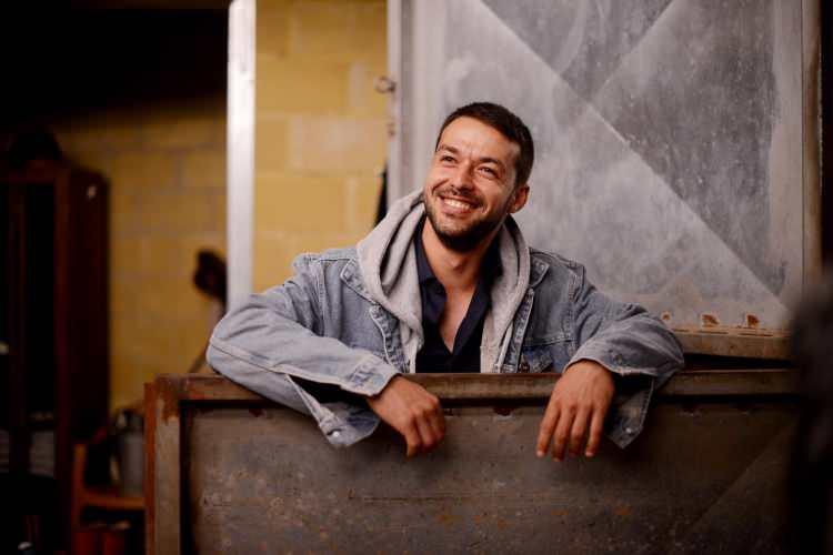 <p>2012 yılında Yeteneksizsiniz Türkiye Yarışması'na katıldı fakat başarılı olamadı. 1 yıl sonra Acun Ilıcalı'nın teklifiyle Survivor'a katıldı ve şampiyon oldu.</p>
