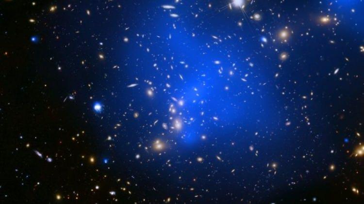 <p>Abell 2744 Bu görüntü, Chandra ve Hubble teleskoplarından elde edilen verilerin birleşmesinden oluşan bir galaksi kümesi görüntüsü.</p>
