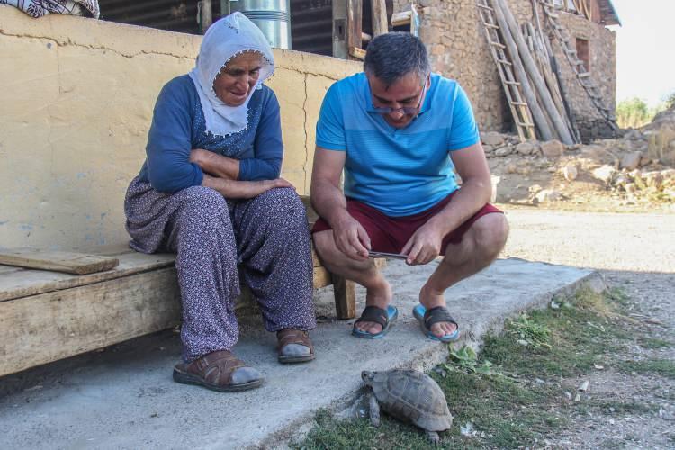 <p>Dağlık ve ormanlık alanda yaşamlarını sürdüren bu canlılar, bazı zamanlarda yiyecek bulamadıkları için besin kaynaklarının daha fazla olduğu yerleşim yerlerine kadar inerek karınlarını doyurmaya çalışıyor.</p>

<p> </p>
