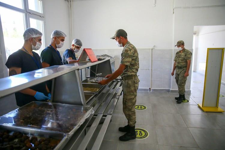 <p>Her ne sebeple olursa olsun izin veya hastaneye giden tüm personel dönüşünde diğer personel ile temas etmeyecek şekilde tahsis edilen gözlem odalarında 15 gün süreyle gözlem altına tutulmakta, günlük olarak ateşleri ölçülmekte ve belirti gösterip göstermediği takip edilmektedir. </p>