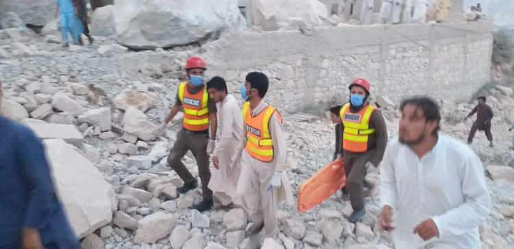 <p>Pakistan'ın Khyber Pakhtunkhwa sınır eyaletine bağlı Mohmand bölgesinde bulunan mermer madeninde göçük meydana geldi. Göçük sonucu ilk belirmelere göre 11 madenci hayatını kaybetti, 5 madenci ise yaraladı.</p>

<p> </p>
