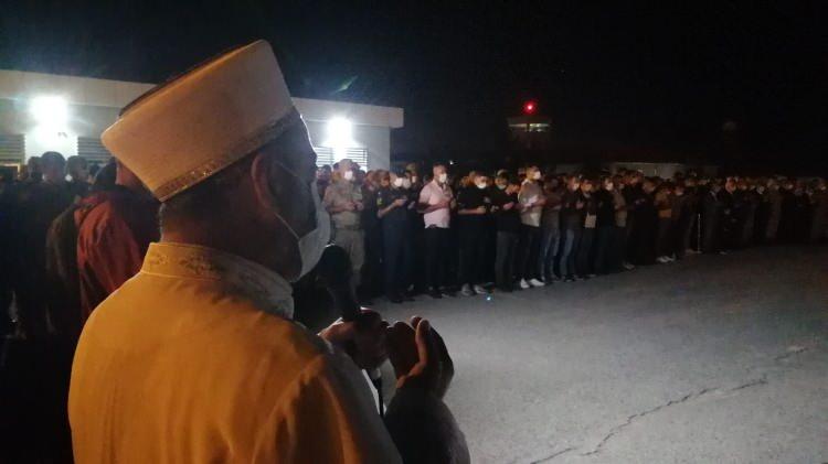 <p>Saygı duruşunda bulunulması ve şehitlerin özgeçmişlerinin okunmasının ardından Van İl Müftü Vekili Sacit Emiri tarafından dua yapıldı.</p>
