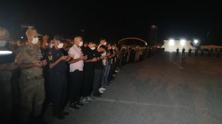 <p>Duanın ardından şehitlerden Jandarma Yüzbaşı Mahmut Top (Samsun), Jandarma Uzman Çavuş Sezer Uçar (Hatay) ve Jandarma Uzman Çavuş Yusuf Uyar'ın (Eskişehir) naaşı uçakla memleketlerine uğurlandı.</p>