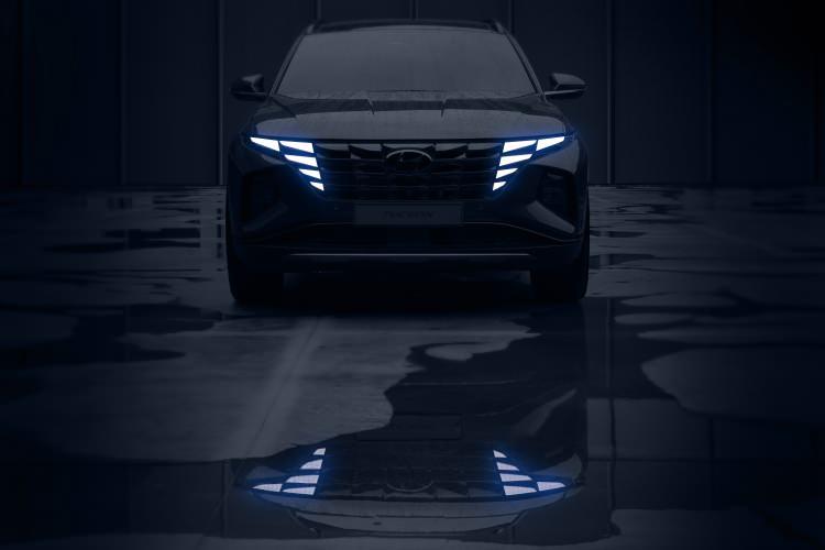 <p><span style="color:#FF8C00"><strong>TUCSON BÜYÜK BiR DEVRiM GEÇiRDi</strong></span></p>
<p>Hyundai’nın başarılı SUV modeli Tucson, sınıfında her zaman ilk üç model arasında yer alırken, tümüyle yenileniyor. Ay ortasında dünya tanıtımı yapılacak olan yeni Tucson, sadece tasarımı değil, yüksek teknoloji üssü görünümüne kavuşan yeni iç mekanıyla da büyük bir devrim yapacak. </p>