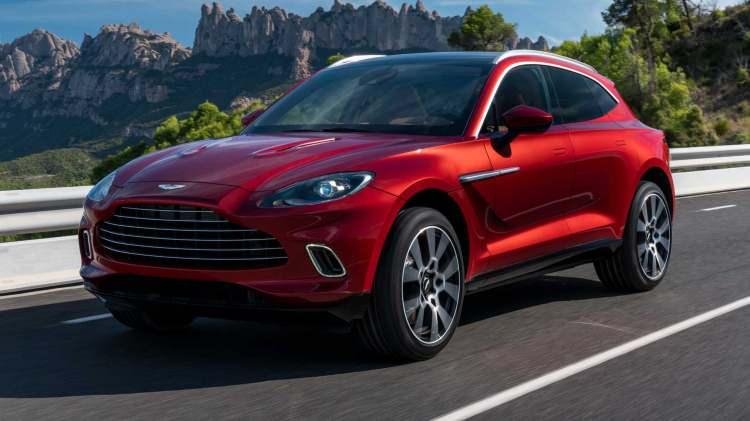 <p><span style="color:#FF8C00"><strong>5 MİLYON TL’YE SİPARİŞ TOPLUYOR</strong></span></p>
<p>Aston Martin tarihinin ilk SUV modeli DBX, ülkemiz pazarındaki yerini aldı. DBX’te 4.0 lt hacimli 550 beygirlik V8 benzinli motor kullanılıyor. </p>