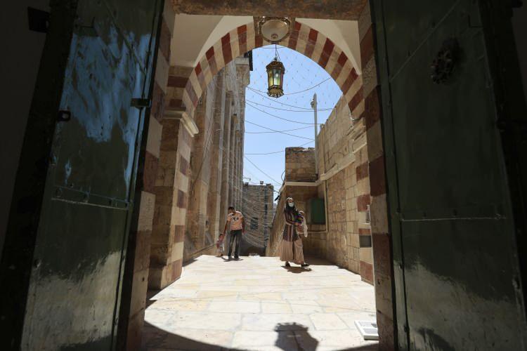 <p><strong>Büyüleyici mimari</strong></p>
<p>El-Halil Belediyesi'nin internet sitesinde, Osmanlının Filistin'e hükmettiği 1517-1917 yılları arasında Harem-i İbrahim Camisi'nin binasını korumaya özen göstererek, orijinalliğini bozacak yeni büyük eklemeler yapmadığı belirtiliyor.</p>