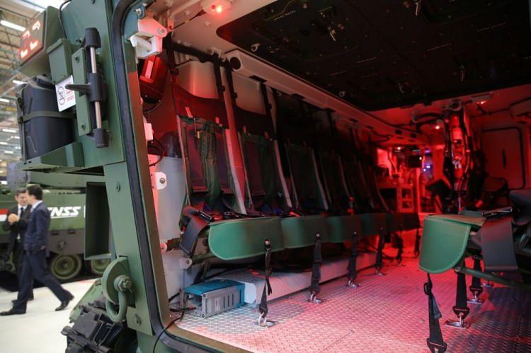 <p>Kurt, içlerinde 21 personelle, yine tanımlanan hızlarda personel koruma altında sahile çıkacağına işaret ederek, sahilde ve karada bir zırhlı personel taşıyıcıyla kara harekatına devam edeceğini anlattı.</p>
<p>Bu aracın NATO'da sadece bir ülkede olduğunun altını çizen Kurt, "Başka bir projeden uyarlanmış bir araç değil. Mayın ve balistik koruması, personel taşıma kapasitesi, kara ve deniz harekatında diğer rakiplerinden daha üstün bir araç." diye konuştu.</p>
<p>Cumhurbaşkanlığı Savunma Sanayii Başkan Yardımcısı Mustafa Şeker de, ZAHA gibi büyük projeleri program olarak gördüğünü ve bu tür projelerde birçok KOBİ'nin de katkısının olduğunu söyledi.</p>