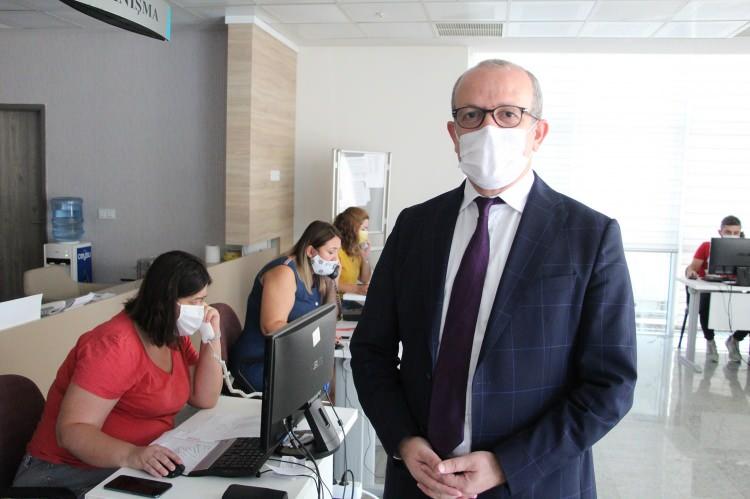 <p>İlaçları kendimiz evlere ulaştırıyoruz. Temaslı dediğimiz, izolasyonda olması gereken insanlar. Bu kişilerin karantina sürecini evlerinde geçirmeleri çok önemli. Biz hem valilik üzerinden kurduğumuz denetim ekipleriyle de izolasyondaki kişileri kontrol ediyoruz.” diye konuştu.</p>
