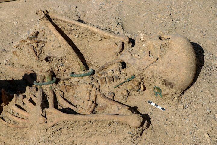 <p>Van'ın Gürpınar ilçesinde Urartular dönemine ait nekropolde yürütülen kazı çalışmalarında, sarkaçlı küpeleri, parmağında yüzüğü, boynunda kolyesi, haş haş başlı süs iğnesi ve iki kolunda ejder başlı bilezikleri bulunan soylu bir Urartu kadınına ait iskelet ortaya çıkarıldı.</p>
