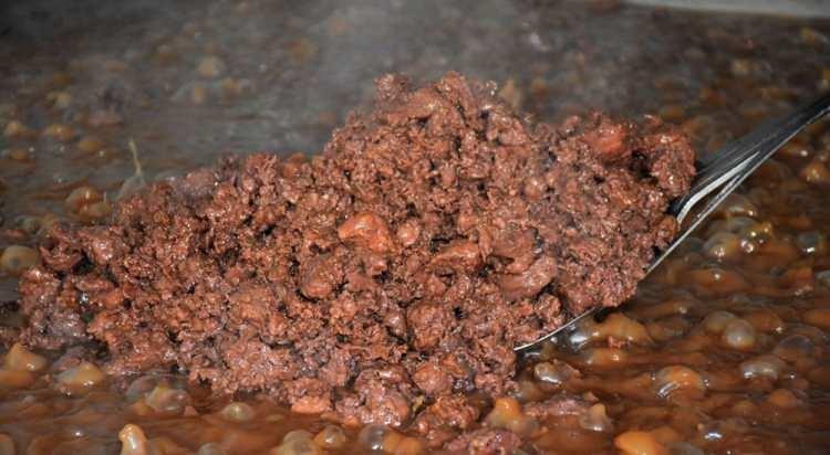 <p>Daha sonra ise kasaplardaki tezgahlarda yerini alan kavurma kışın yemeklere lezzet veriyor. Kentte yılda yaklaşık 200 ton kavurma tüketiliyor. </p>
<p> </p>