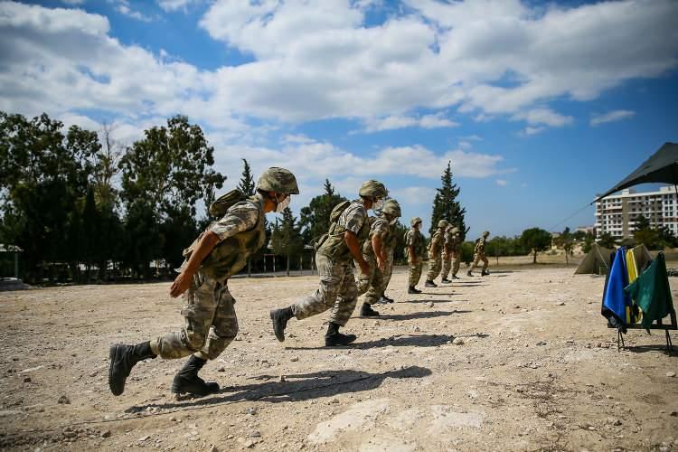 <p>Kışlaya ziyaretçi kabulü durdurulurken personelin girişi sırasında nizamiyede görevli asker tarafından ateş ölçümü ve kontrolü yapılarak içeri alımlar yapılıyor.</p>

<p> </p>
