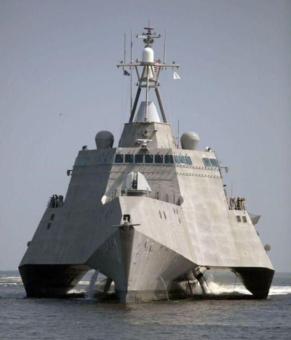 <p><strong>USS INDEPENDENCE</strong><br />
<br />
19 bin kilometre menzile sahip olan USS  Independence'ın bir başka dikkat çeken özelliği de, 6 metreden daha sığ sularda da görev yapabiliyor olması.</p>
