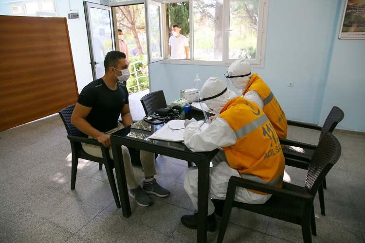<p>Personelin yoğun kullandığı alanlar çamaşır suyuyla hazırlanmış dezenfektanla sık sık silinip havalandırılıyor, askeri ve personel araçları, her kullanımdan önce ve sonra dezenfekte ediliyor.</p>
<p> </p>