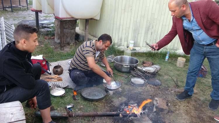 <p>İkamet ettiğimiz yer var, fakat millet tatile giderken biz tatil yerine bu mesleği sevdiğimiz için Türkiye’nin hemen her yerinde bakırı kullanan yörelerinde hizmet ediyoruz. </p>