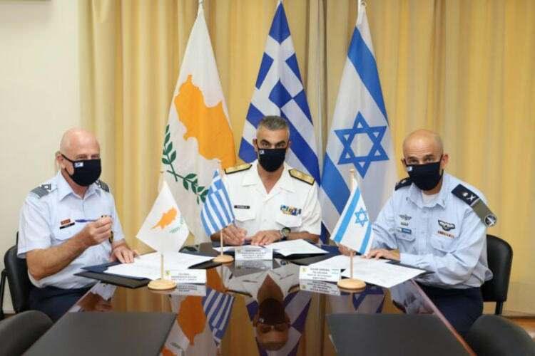 <p>Yunanistan, İsrail ve Güney Kıbrıs arasında askeri işbirliği anlaşması imzalandı, Yunan basını imzaların Genelkurmay Başkanı Konstantinos Floros'un önünde atıldığını aktarıyor. Anlaşmayla üç ülke ortak operasyon ve tatbikatlar gerçekleştirecek.</p>

<p> </p>
