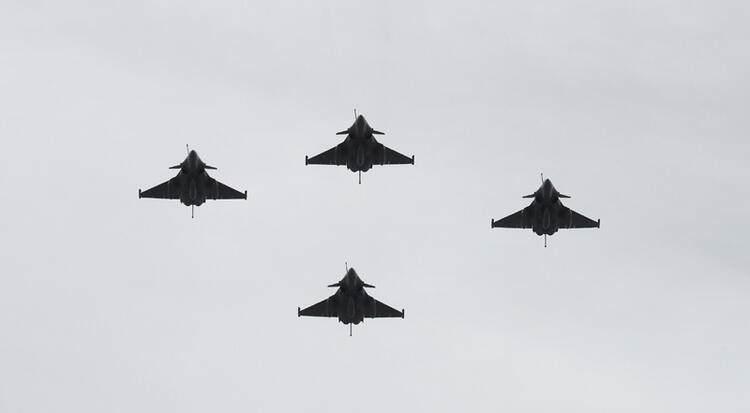 <p>Yunanistan Başbakanı Miçotakis ve Fransa lideri Macron'un Korsika adasındaki randevusunda, bir numaralı pazarlık Yunanistan'a satılacak dördüncü nesil 18 Rafale jeti. Söz konusu jetlerin bir kısım yeni ve bir kısmı kullanılmış olacak.</p>
<p> </p>