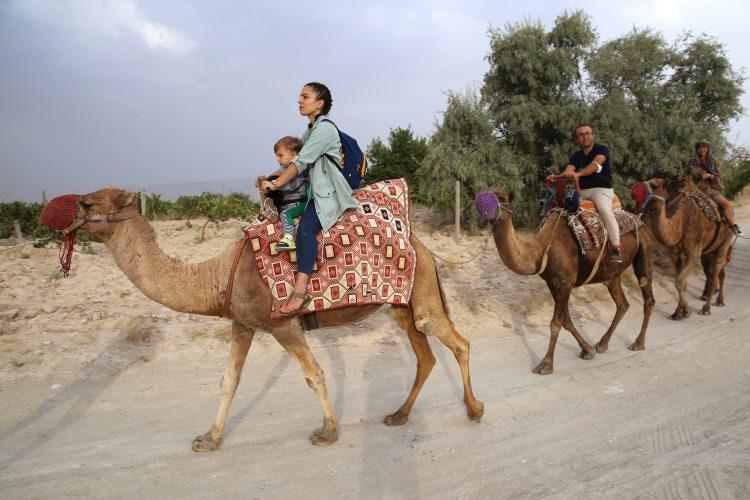 <p>- "Kapadokya'da deve ile gezinti yapmak heyecan verici"</p>

<p>Etkinliğe katılan Amerikalı turist Nor Kassar, AA muhabirine yaptığı açıklamada, devenin egzotik bir hayvan olduğunu, Kapadokya'nın mistik görünümünde böyle bir etkinliğe katılmaktan heyecan duyduğunu belirtti.</p>
