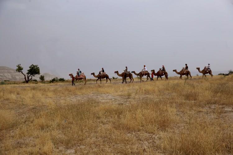 <p>Kayseri'den bölgeyi gezmek için geldiği ailesi ile etkinliğe katılan Burcu Damla Özkan da Kapadokya'nın büyülü bir atmosfere sahip olduğunu, dünyada gezilmesi gereken ender yerlerden birinde gezinti yapmanın mutluluğunu yaşadığını söyledi.</p>
