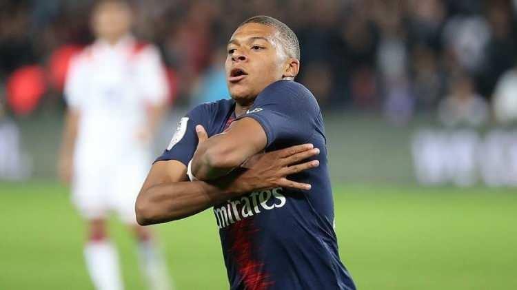 <p>KYLIAN MBAPPE</p>
<p>Maaşı: 28 milyon dolar<br />
Sponsorluk Geliri: 14 milyon dolar<br />
Toplam Kazancı: 42 milyon dolar</p>
