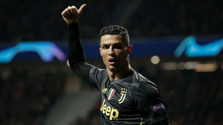 <p>CRISTIANO RONALDO</p>

<p>Maaşı: 70 milyon dolar<br />
Sponsorluk Geliri: 47 milyon dolar<br />
Toplam Kazancı: 117 milyon dolar</p>

