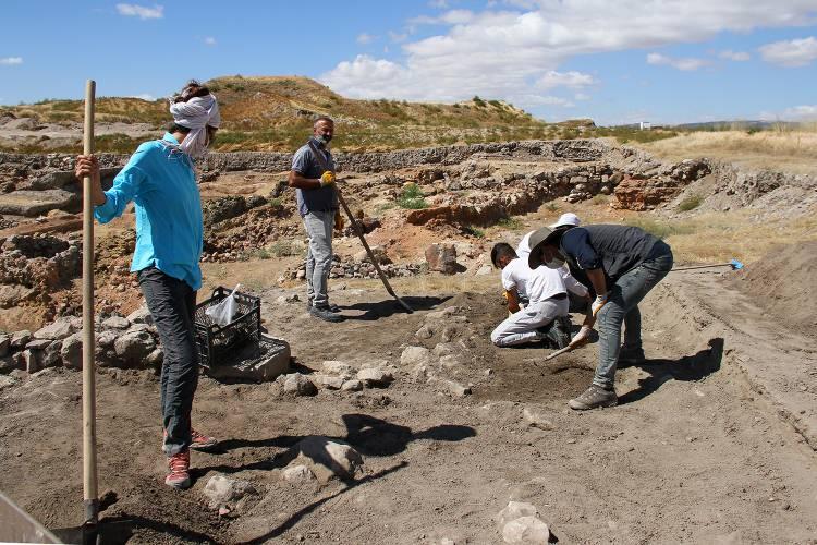 <p>Kulakoğlu, kazılardan bu yıl çıkarılan tanrı ve tanrıça heykelciklerini Kayseri Müzesi'nde geçici sergiyle görücüye çıkarmayı planladıklarını sözlerine ekledi.</p>
<p> </p>
