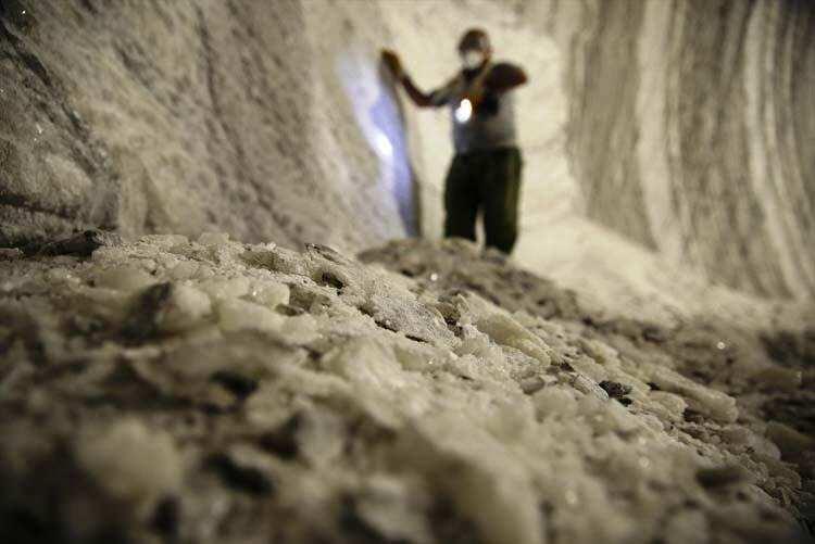 <p>Tünel kazıcı iş makineleriyle kırılan kayaların içinden çıkarılan tuz, yer altından kamyonlarla çıkarılarak çeşitli işlemlerden geçiriliyor.</p>

<p> </p>
