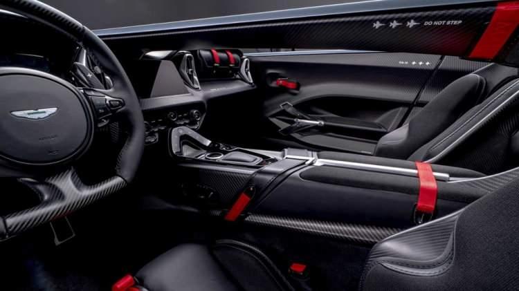 <p>2 adet turboşarj ünitesi bulunan ve 8 ileri otomatik ZF şanzımanla eşlenen bu motor, 700 beygir civarında bir güce ve 750 Nm torka sahip. Araç bu sayede 0-100 km/s hızlanmasını 3.5 saniyede tamamlayabiliyor ve maksimum olarak da 300 km/s hıza ulaşabiliyor.</p>