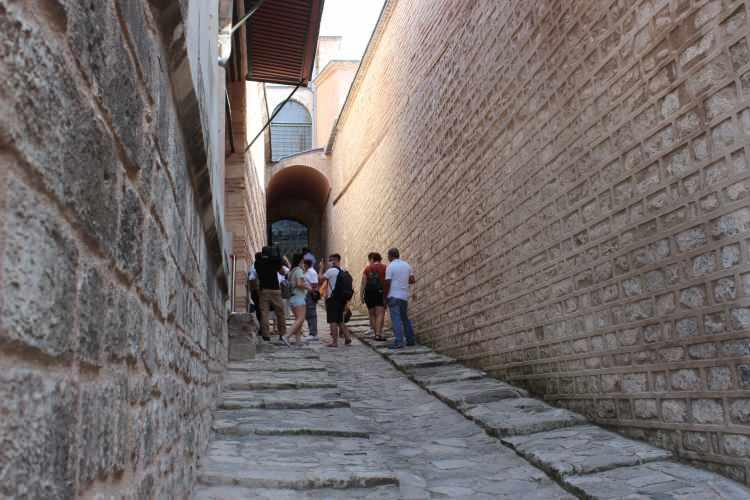 <p>Çapoğlu restorasyonu tamamlanan diğer bölümlerin de zaman içerisinde ziyarete açılacağını söyleyerek, “Saray kocaman bir alan bizde 2019 yılı Eylül ayı itibariyle Milli Saraylar İdaresi’ne devrolduktan sonra inceliyoruz.</p>
<p> </p>