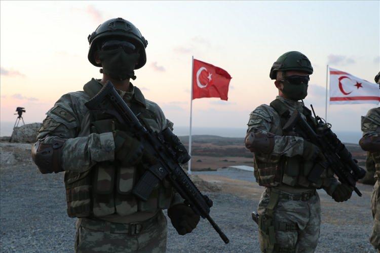 <p>Tatbikatların önemli olduğuna, personelin bundan azami şekilde yararlanmasının önemine değinen Akar, konuşmasında askeri alandaki, savunma ve güvenlik konularındaki gelişmelere de değindi.</p>
<p> </p>